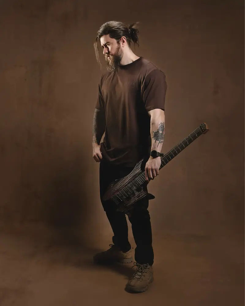 Brunno Henrique segurando uma guitarra elétrica